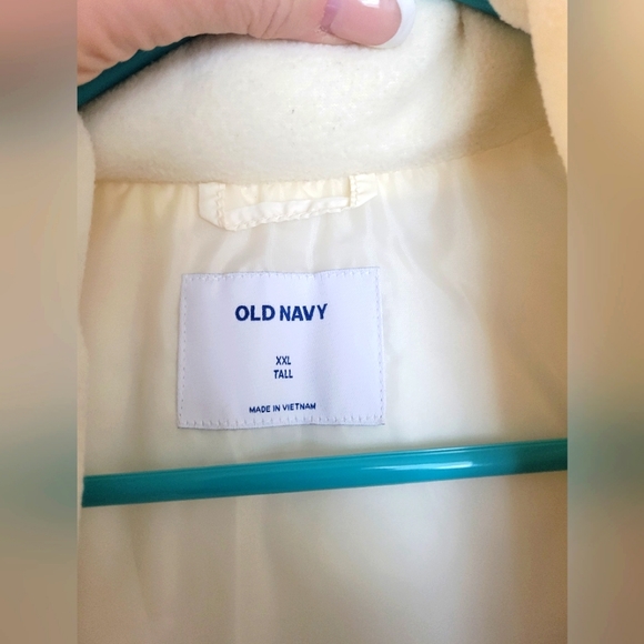 Women's Old Navy XXLT puffer vest. White. Tall collar. Keeps you warm & cozy - Picture 7 of 9